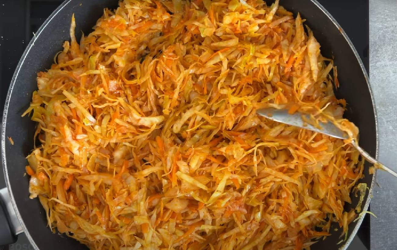 Пиріжки з капустою в духовці: рецепт для ледачих